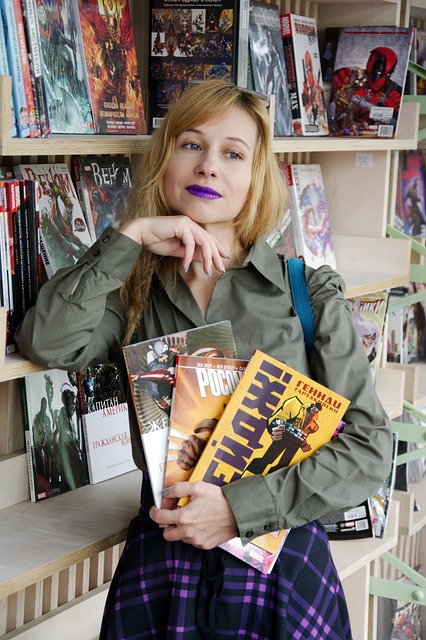 Lectrice entourée de comics en librairie